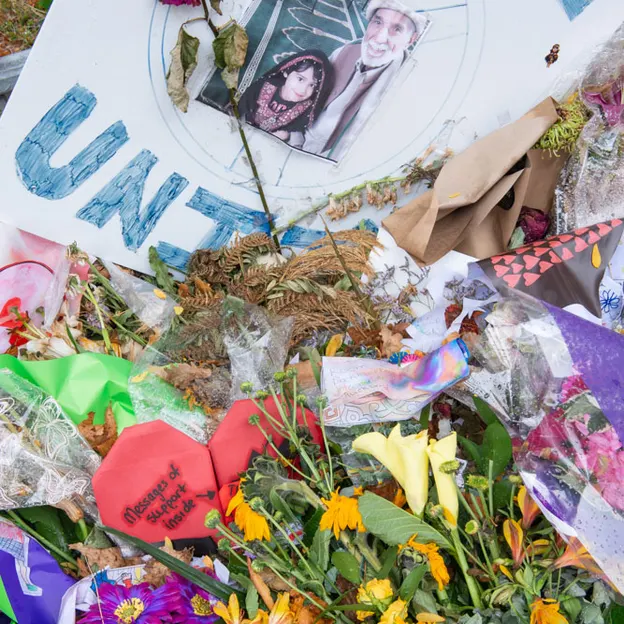 Thorough Look At The Al Noor Mosque Tributes 2.04.2019 — photograph 10 of 35