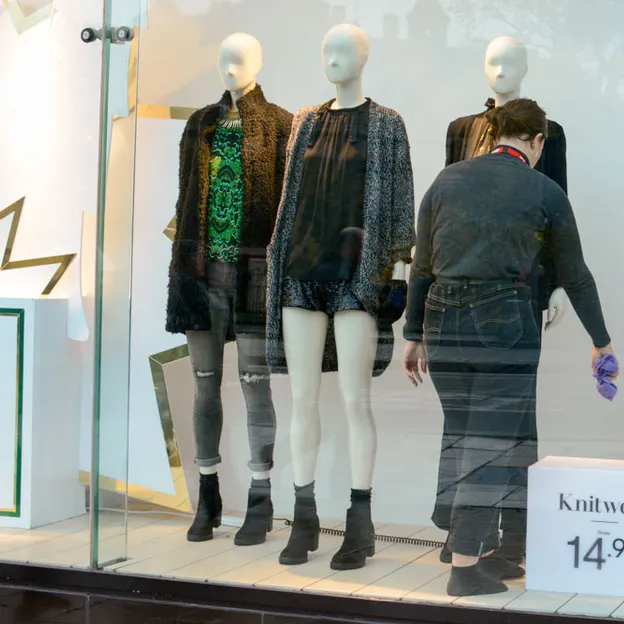 Shop Windows - High Street Fashion — photograph 18 of 20
