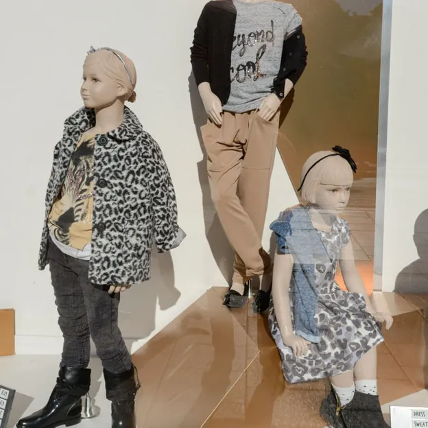Shop Windows - High Street Fashion — photograph 12 of 20