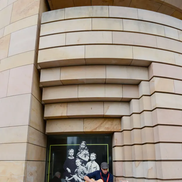 Buskers — photograph 14 of 33