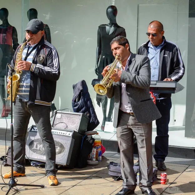 Buskers — photograph 23 of 33