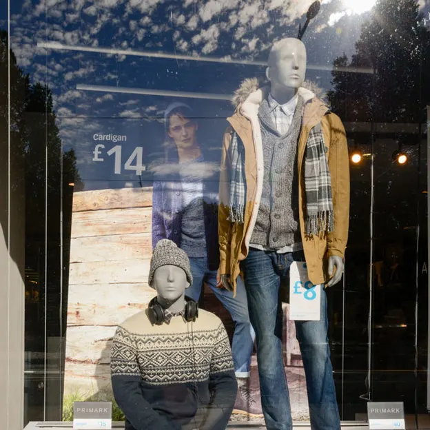 Shop Windows - High Street Fashion — photograph 9 of 20