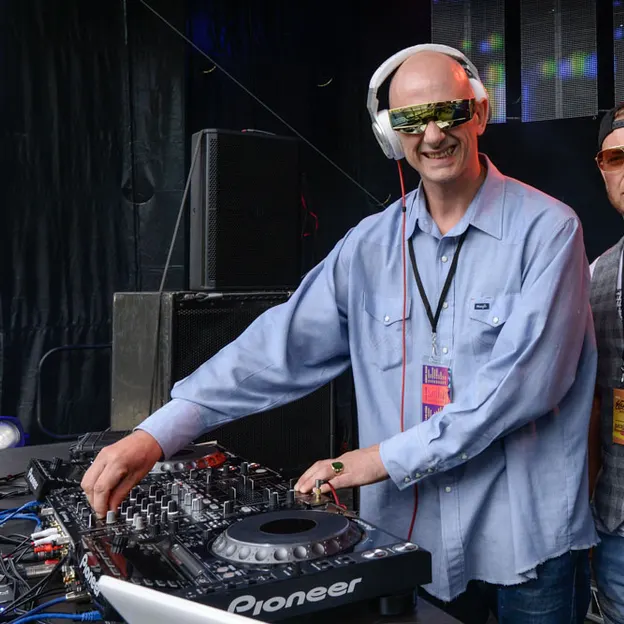 Dirty Cash At Electric Avenue (2018) — photograph 50 of 60