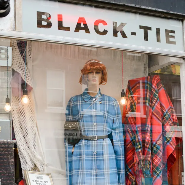 Shop Windows - Vintage Fashion — photograph 10 of 11
