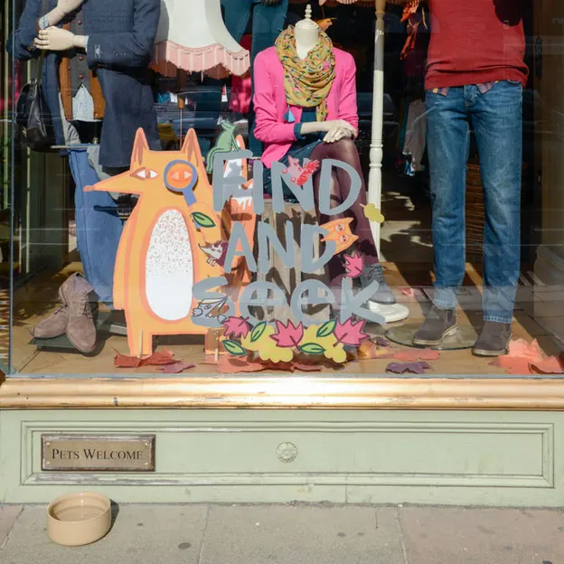 Shop Windows - High Street Fashion — photograph 14 of 20