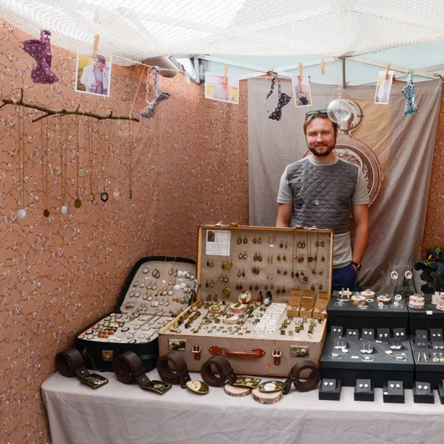 Stallholders — photograph 12 of 24