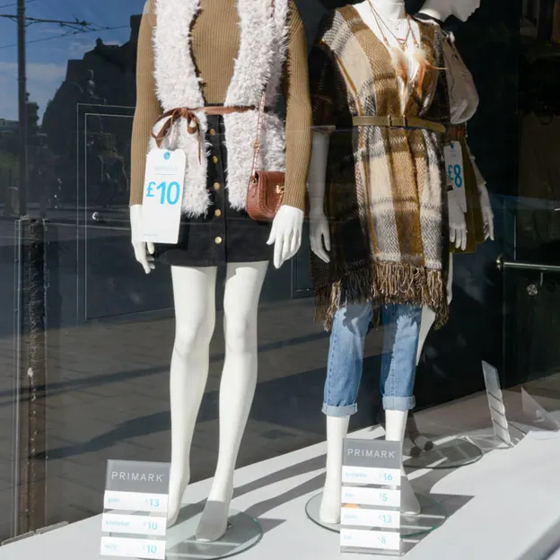 Shop Windows - High Street Fashion — photograph 11 of 20