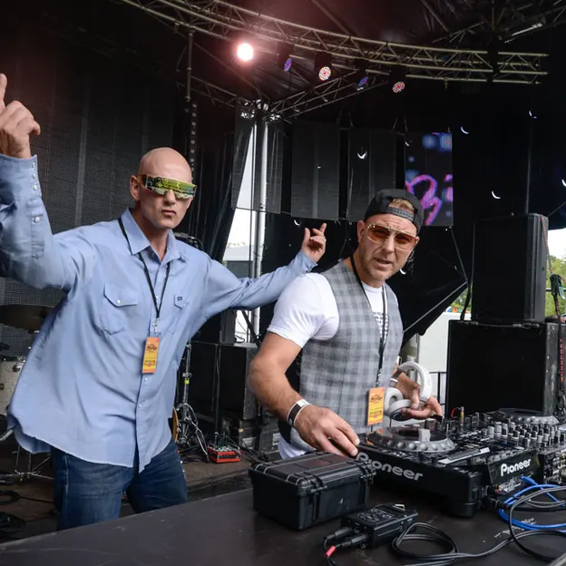 Dirty Cash At Electric Avenue (2018) — photograph 40 of 60