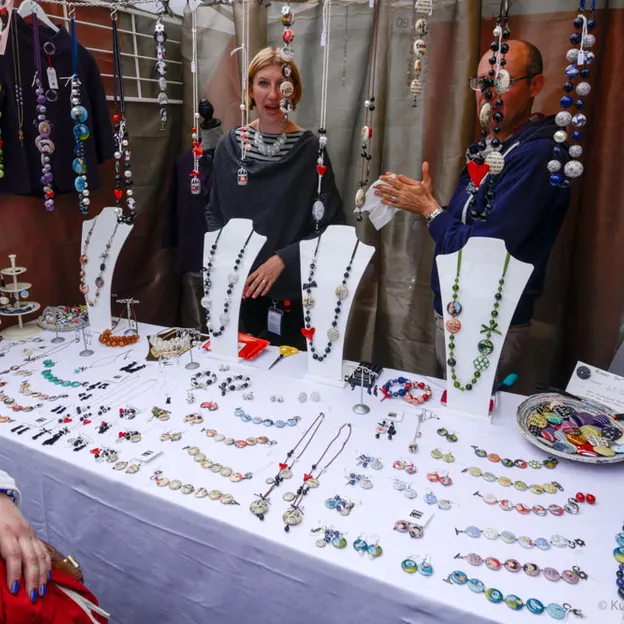 Stallholders — photograph 13 of 24