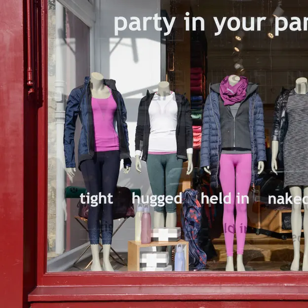 Shop Windows - High Street Fashion — photograph 17 of 20