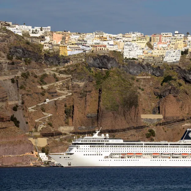 Santorini — photograph 19 of 30