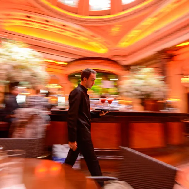Bars, Cafes & Restaurants — photograph 18 of 47