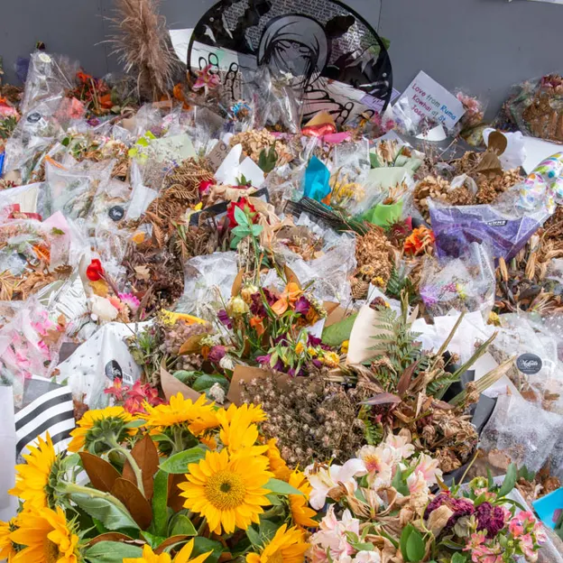 Thorough Look At The Al Noor Mosque Tributes 2.04.2019 — photograph 27 of 35