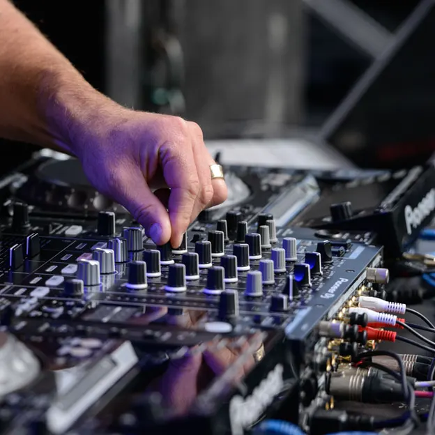 Dirty Cash At Electric Avenue (2018) — photograph 22 of 60