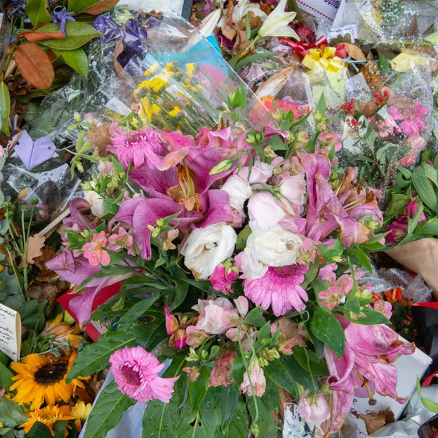 Thorough Look At The Al Noor Mosque Tributes 2.04.2019 — photograph 13 of 35