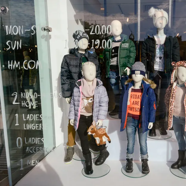Shop Windows - High Street Fashion — photograph 10 of 20