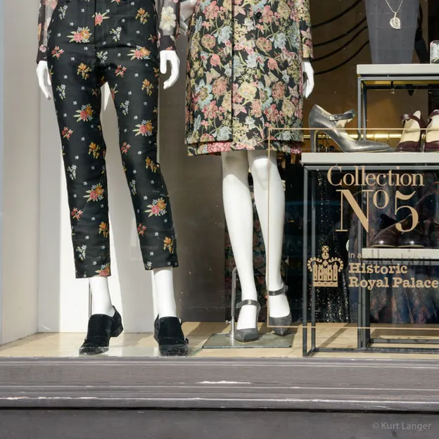 Shop Windows - High Street Fashion — photograph 15 of 20