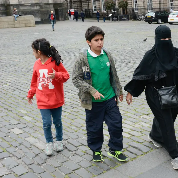 Tourists — photograph 11 of 28