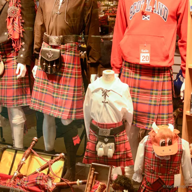 Shop Windows - Souvenir — photograph 9 of 10