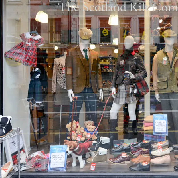 Shop Windows - Souvenir — photograph 10 of 10