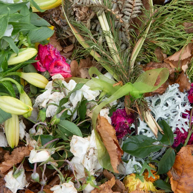 Thorough Look At The Al Noor Mosque Tributes 2.04.2019 — photograph 18 of 35
