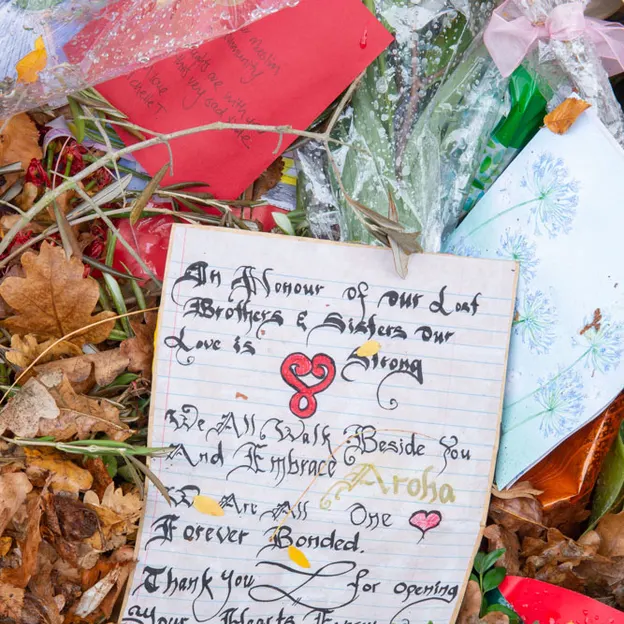 Thorough Look At The Al Noor Mosque Tributes 2.04.2019 — photograph 9 of 35